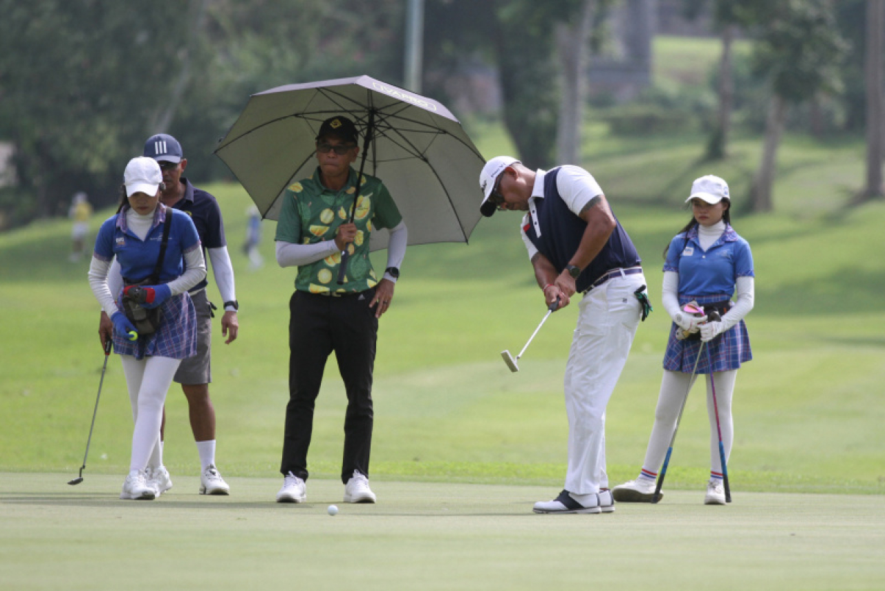 Bermain golf di alam terbuka dapat memberikan ketenangan dan relaksasi mental. Foto/Eko Suswatoro