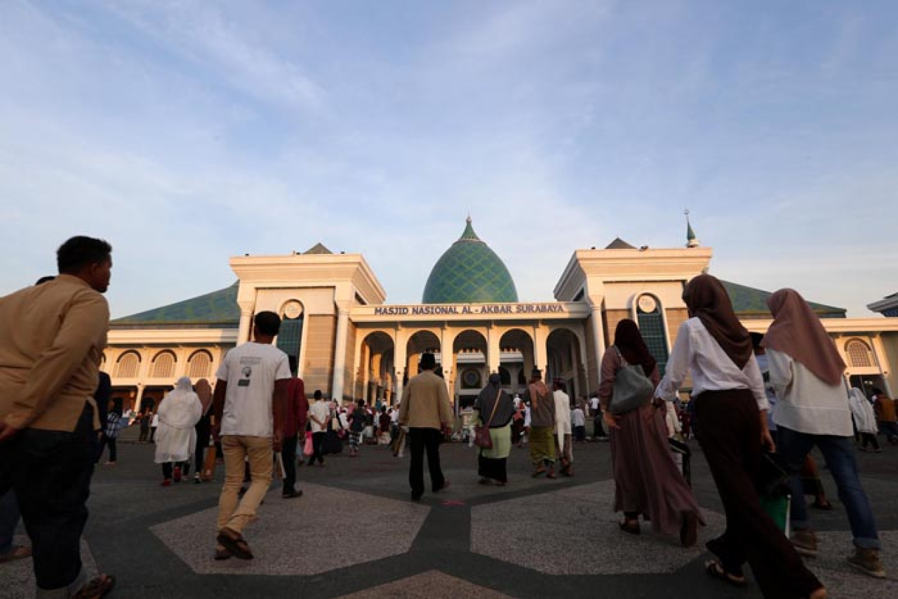 Masjid Al Akbar ini berada di Jl. Masjid Al-AkbarTimur No.1, Pagesangan, Kec. Jambangan, Surabaya, Jawa Timur.