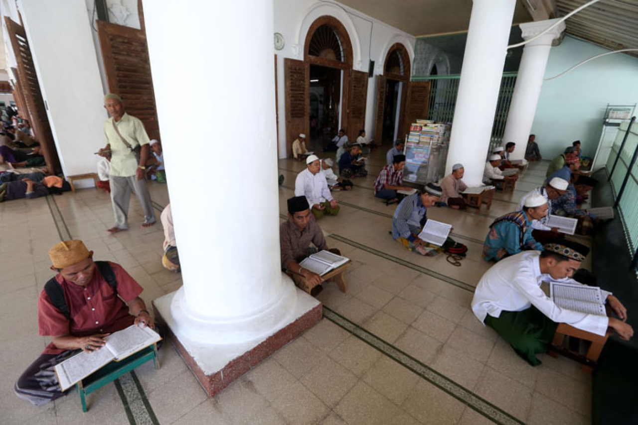  Selain niat ingin menjalankan salat dan dzikir di tempat yang tenang, banyak yang datang untuk ziarah ke makam Sunan Ampel